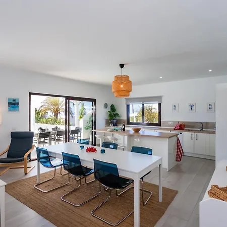 Villa Remarkable 5-bed In Playa Blanca (Lanzarote)